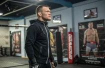 Пётр Ян пропустит весну и лето 2026 из-за операции: что это значит для титула UFC